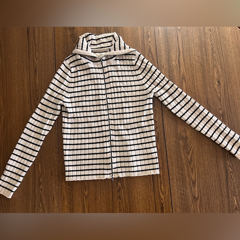 Universal Threads
Women’s 
Medium 
Cardigan 
Sweater
Ivory/Black Stripe
L/S - Picture 6 of 14